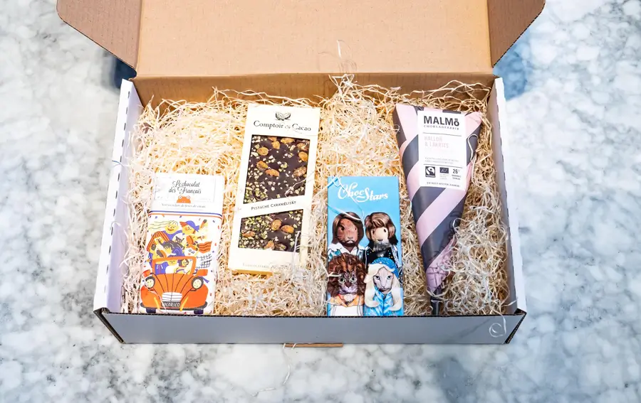 Presentbox med choklad packad